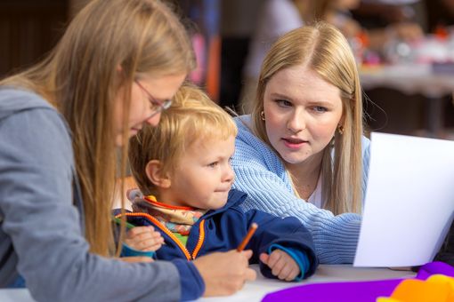 Zu sehen sind spielende Kinder